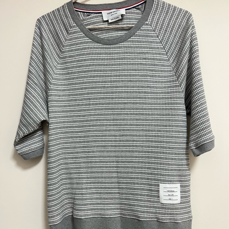 Thom Browne 淺灰色條紋短袖針織上衣-0