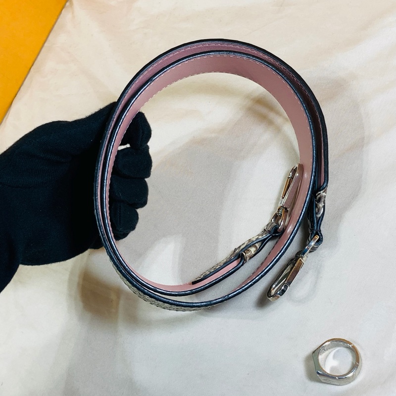 ‼️全台最甜 ✨近新閒置 LV 路易威登 Louis Vuitton 喜馬拉雅蛇皮 粉色雙面用寬背帶/肩帶-6