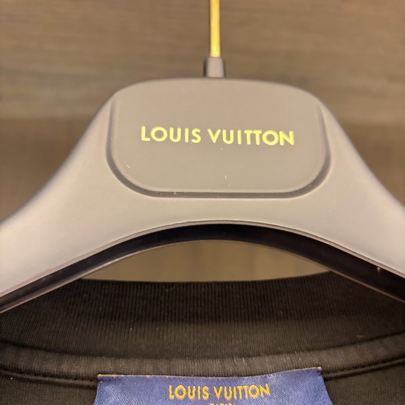 LV/路易威登/LOUIS VUITTON/浮雕LOGO黑色S短袖T恤-1