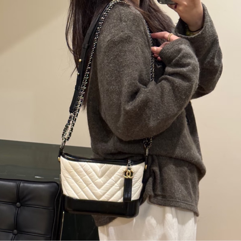 ✨Chanel v紋黑白流浪包 有保卡🤍-0