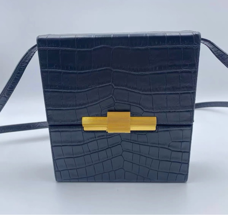 【97%新 ✨ 全網最低價!】BV黑金 鰐魚紋牛皮 長方盒子 斜挎包 (先私聊確認才下單)❤️-0