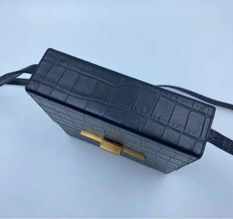 【97%新 ✨ 全網最低價!】BV黑金 鰐魚紋牛皮 長方盒子 斜挎包 (先私聊確認才下單)❤️-2