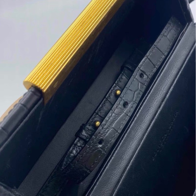 【97%新 ✨ 全網最低價!】BV黑金 鰐魚紋牛皮 長方盒子 斜挎包 (先私聊確認才下單)❤️-9