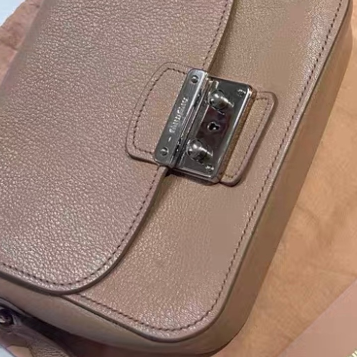 【96%新 ✨ 全網最低價!】miumiu 單肩包 牛皮 肉粉色 (下單前請先確認細節和存貨 ❤️)-7