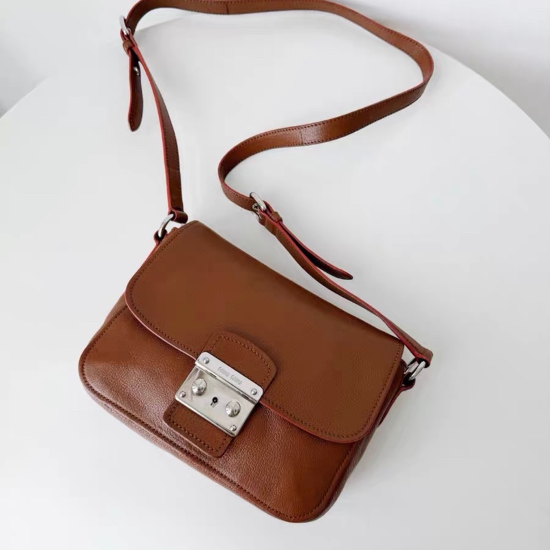 【96%新 ✨ 全網最低價!】MIUMIU 棕色牛皮 翻蓋單肩斜挎包(下單前先確認庫存❤️)-1