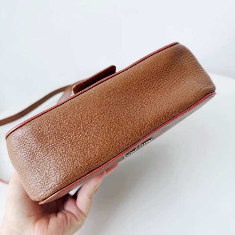 【96%新 ✨ 全網最低價!】MIUMIU 棕色牛皮 翻蓋單肩斜挎包(下單前先確認庫存❤️)-6