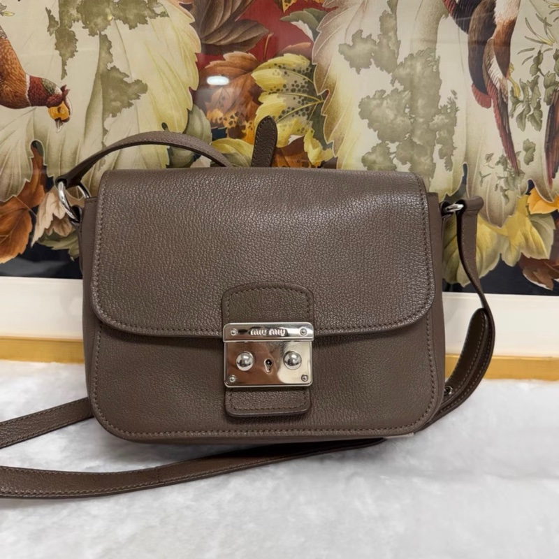 【97%新 ✨ 全網最低價!】Miumiu郵差包 大象灰牛皮 (下單前先私聊確認❤️)-0