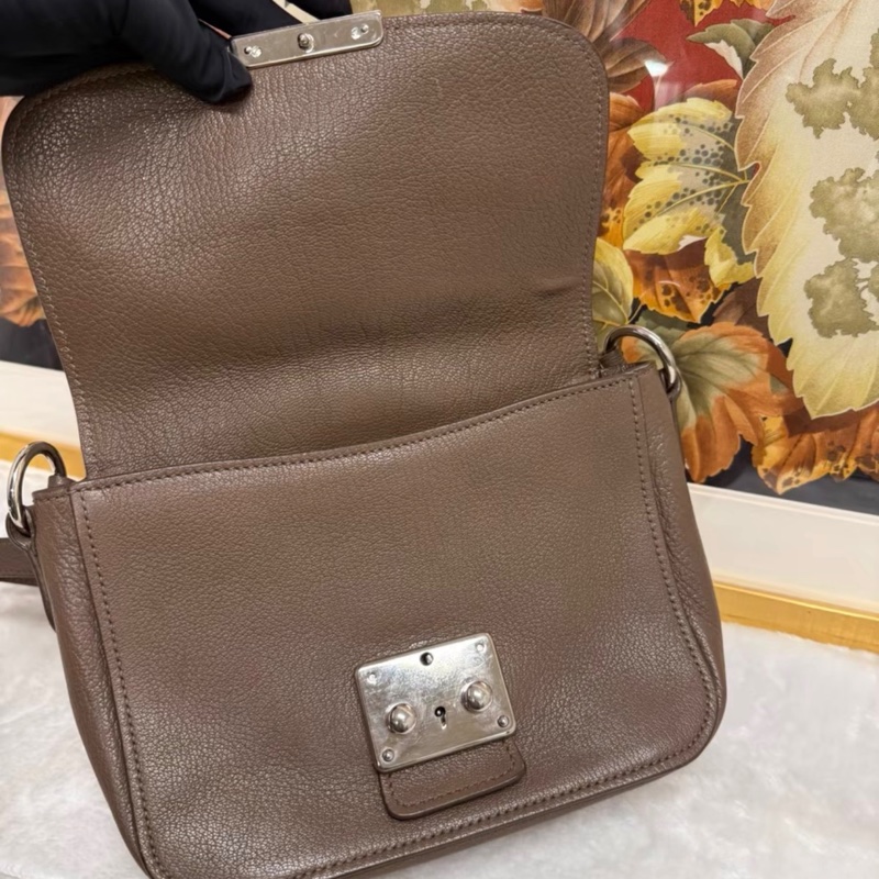 【97%新 ✨ 全網最低價!】Miumiu郵差包 大象灰牛皮 (下單前先私聊確認❤️)-5