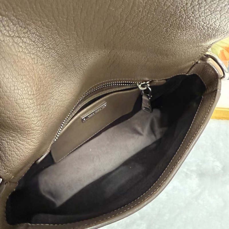 【97%新 ✨ 全網最低價!】Miumiu郵差包 大象灰牛皮 (下單前先私聊確認❤️)-6
