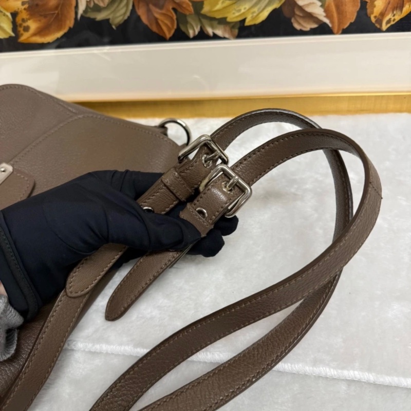 【97%新 ✨ 全網最低價!】Miumiu郵差包 大象灰牛皮 (下單前先私聊確認❤️)-11