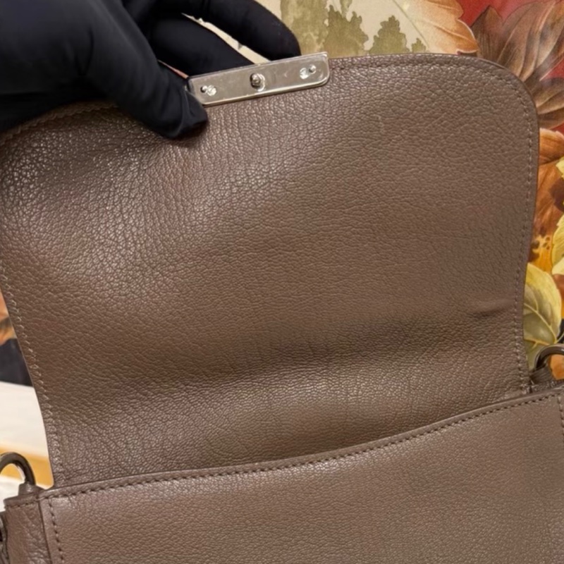 【97%新 ✨ 全網最低價!】Miumiu郵差包 大象灰牛皮 (下單前先私聊確認❤️)-12