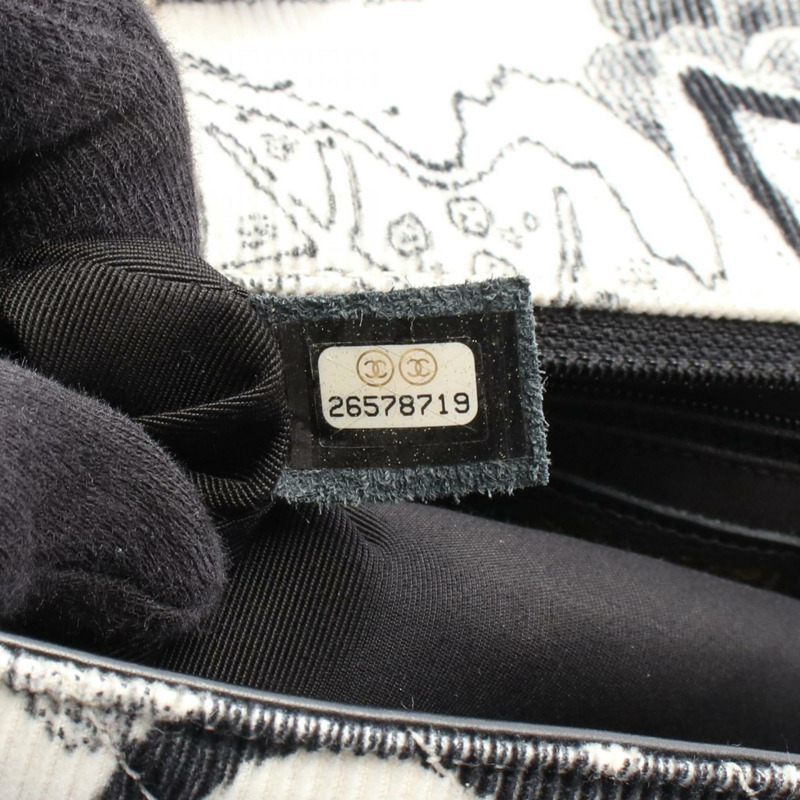 香奈兒人字紋V形縫線肩背包，皮革和燈芯絨材質，女士，白色/黑色-4