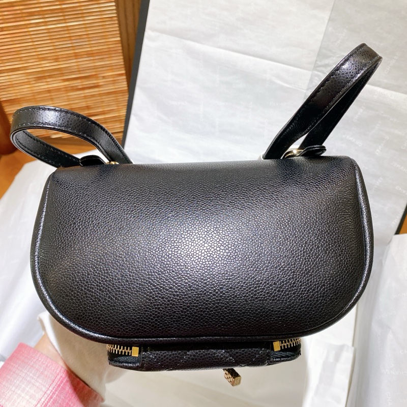 【全新品】香奈兒Chanel 黑色菱格紋荔枝牛皮經典LOGO金扣後背包 晶片款mini可愛俏皮可甜可鹹-10
