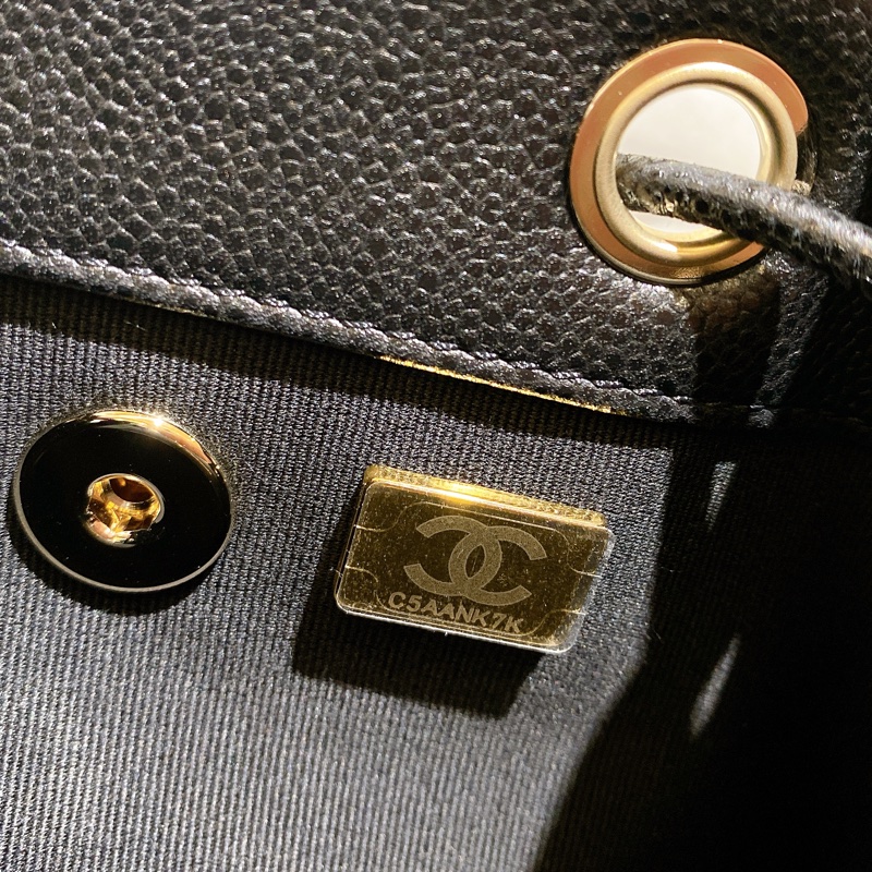 【全新品】香奈兒Chanel 黑色菱格紋荔枝牛皮經典LOGO金扣後背包 晶片款mini可愛俏皮可甜可鹹-16
