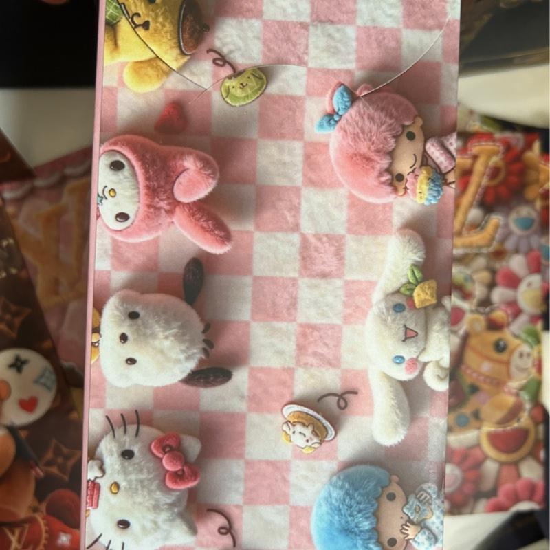 LV26(LV+村上隆+kitty系列)限量紅包袋👩🏻🦰LV巴黎活動展會稀有限定款!立體浮雕設計⋯,必收藏😍-7