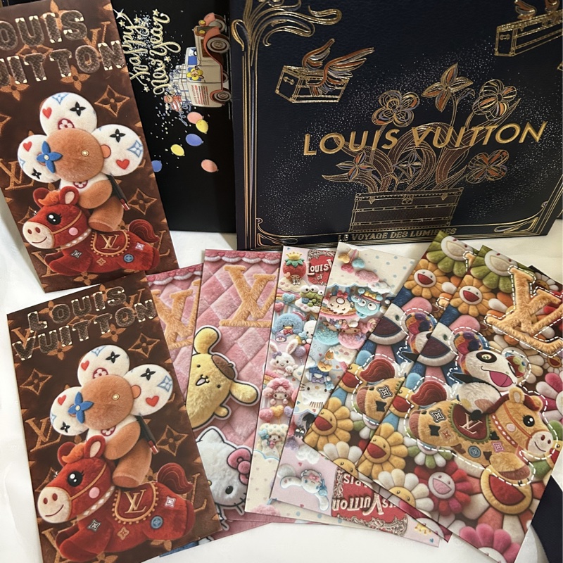 LV26(LV+村上隆+kitty系列)限量紅包袋👩🏻🦰LV巴黎活動展會稀有限定款!立體浮雕設計⋯,必收藏😍-9