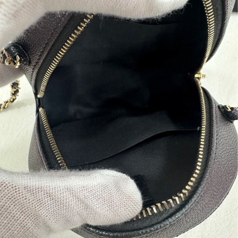 Chanel 香奈兒 幻彩黑色羊皮 琺瑯扣 小圓餅 27開  尺寸：12x12x5.5cm  有購證-8