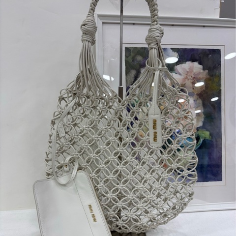 miumiu/繆繆 白色鏤空編織手提包