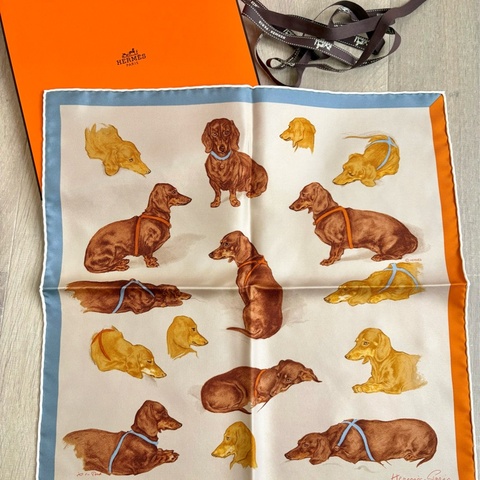 全新愛馬仕絲巾-45公分臘腸狗狗絲巾，全新全配可送人！