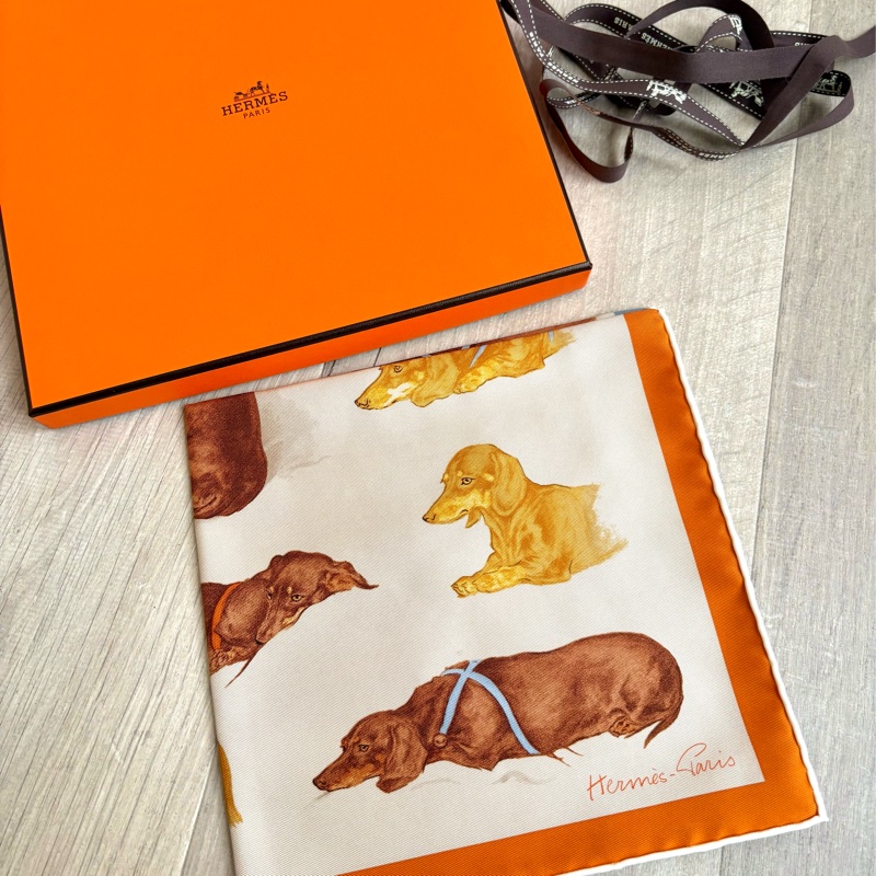 全新愛馬仕絲巾-45公分臘腸狗狗絲巾,全新全配可送人!-1