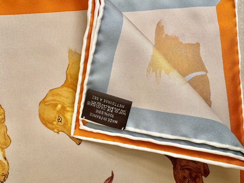 全新愛馬仕絲巾-45公分臘腸狗狗絲巾,全新全配可送人!-2