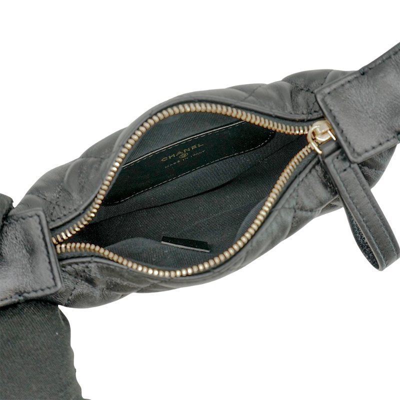 Chanel 菱格羊皮淡金釦手提彎月包(AP3095-黑)-4