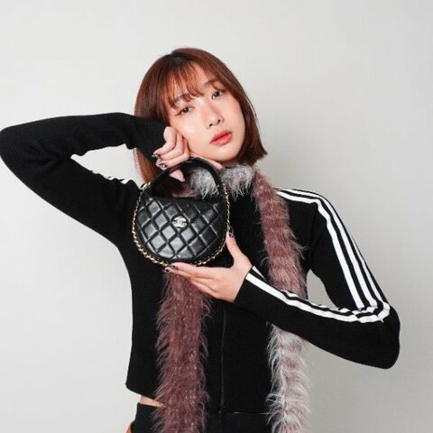 Chanel 菱格羊皮淡金釦手提彎月包(AP3095-黑)