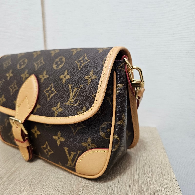 [熱門品項新年福利🧧] LV老花金釦Diane肩斜背法棍包-1