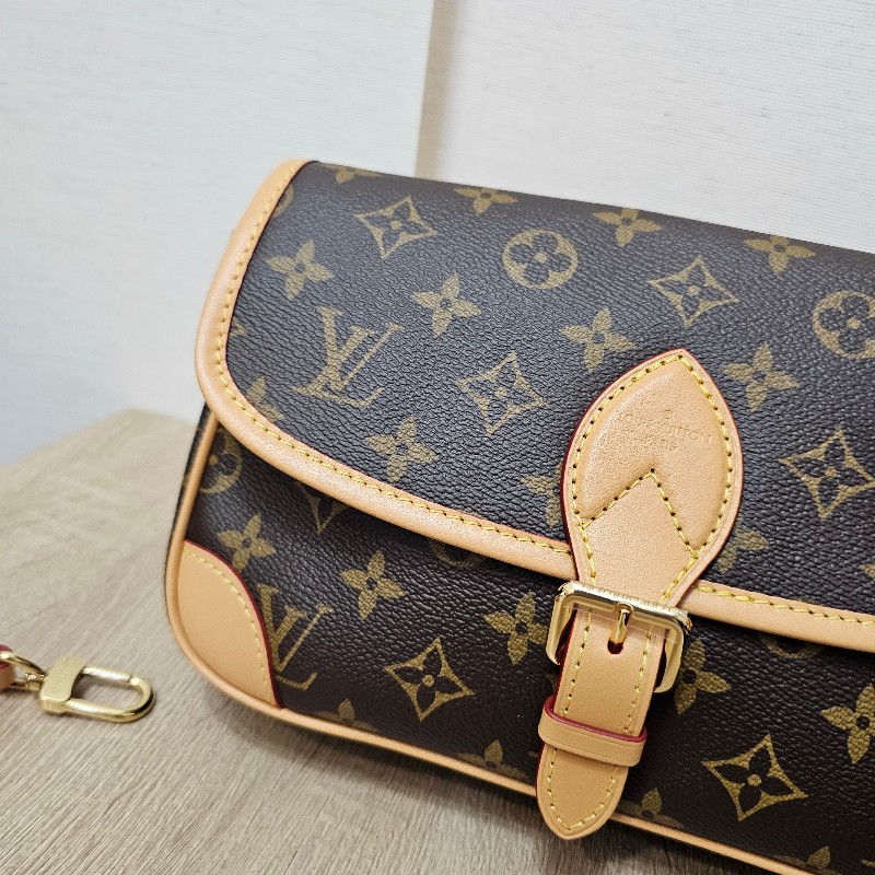 [熱門品項新年福利🧧] LV老花金釦Diane肩斜背法棍包-2