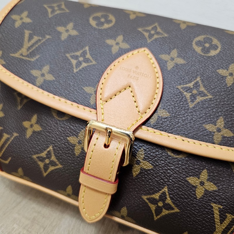 [熱門品項新年福利🧧] LV老花金釦Diane肩斜背法棍包-3