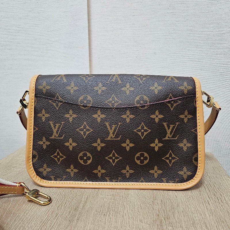 [熱門品項新年福利🧧] LV老花金釦Diane肩斜背法棍包-6