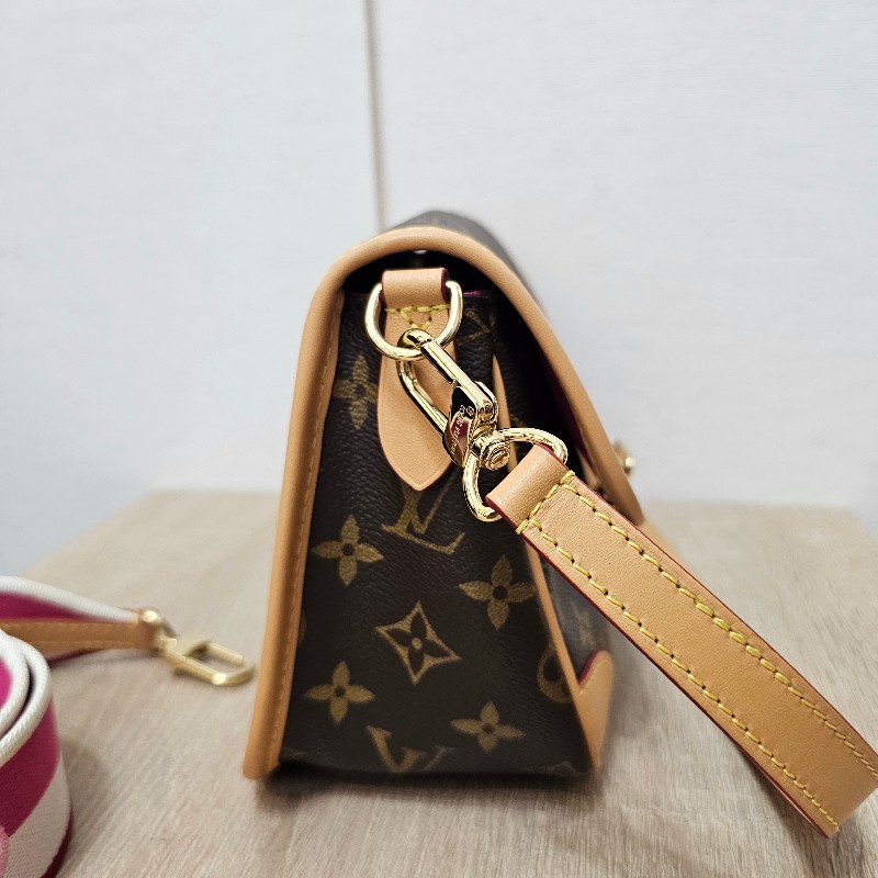 [熱門品項新年福利🧧] LV老花金釦Diane肩斜背法棍包-8