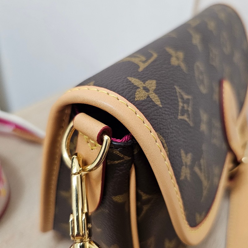 [熱門品項新年福利🧧] LV老花金釦Diane肩斜背法棍包-9