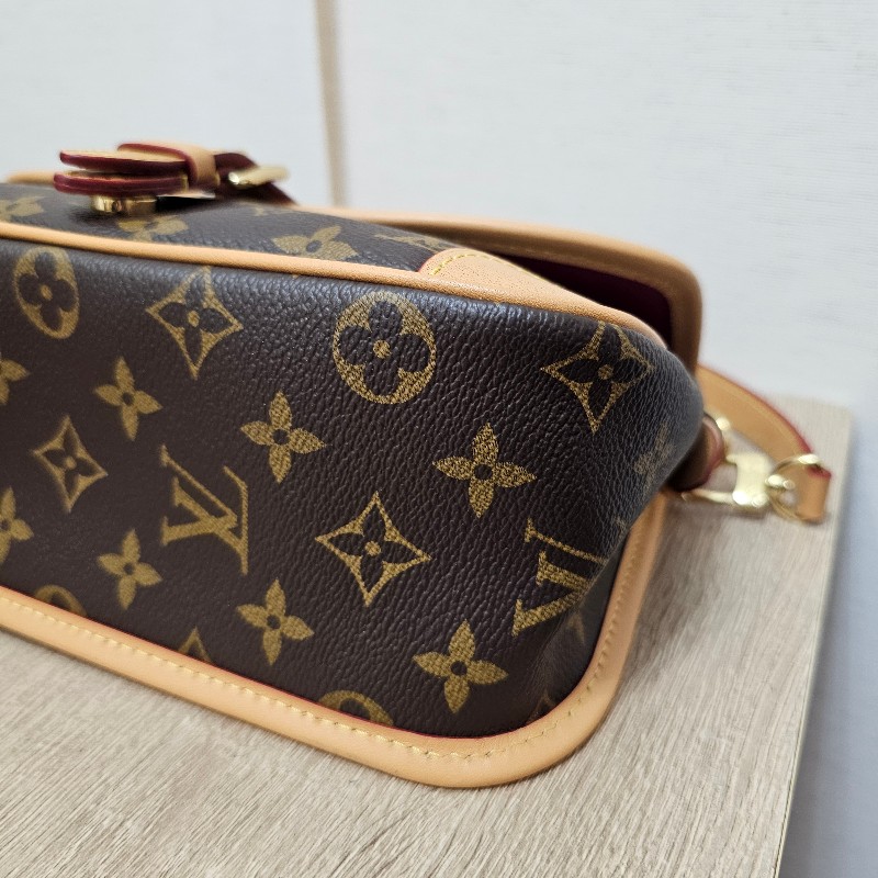 [熱門品項新年福利🧧] LV老花金釦Diane肩斜背法棍包-14