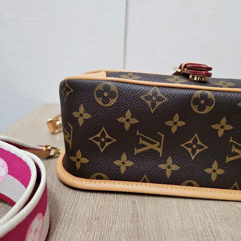 [熱門品項新年福利🧧] LV老花金釦Diane肩斜背法棍包-15