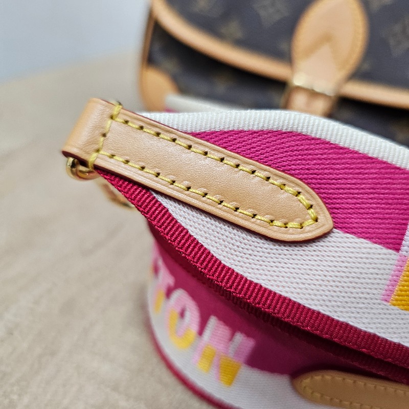 [熱門品項新年福利🧧] LV老花金釦Diane肩斜背法棍包-25