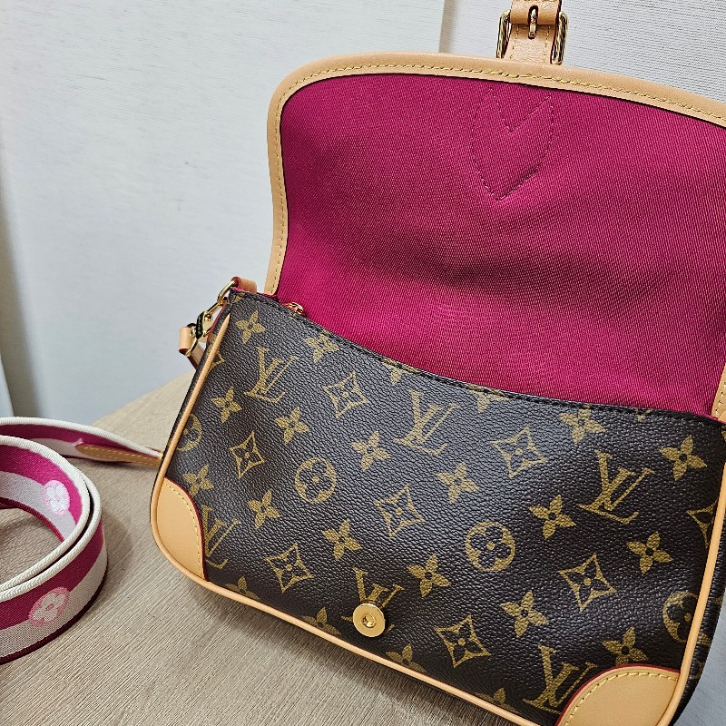 [熱門品項新年福利🧧] LV老花金釦Diane肩斜背法棍包-26