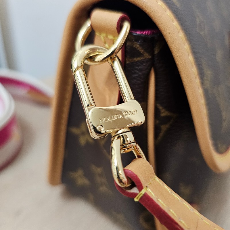 [熱門品項新年福利🧧] LV老花金釦Diane肩斜背法棍包-27