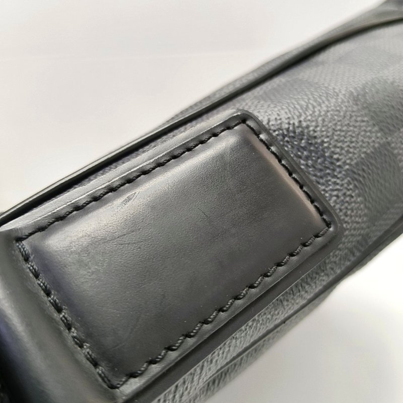 LOUIS VUITTON DISTRICT中號灰色塗層帆布棋盤格郵差包單肩包斜挎包銀色五金-10