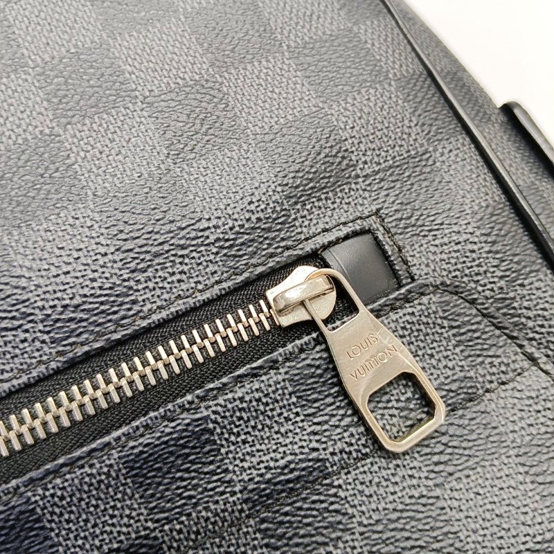 LOUIS VUITTON DISTRICT中號灰色塗層帆布棋盤格郵差包單肩包斜挎包銀色五金-12