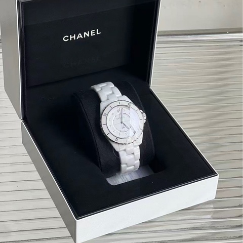 香奈兒 /CHANEL J12 H5705白陶瓷機械腕錶 全新背透機芯 38mm 錶徑 自動機械 母盤加上鑽石刻度 光澤感十足 白色繫上手特別有高級感