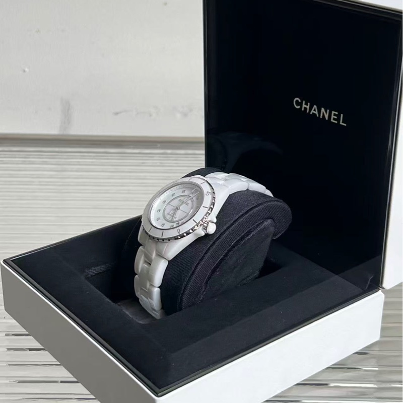 香奈兒 /CHANEL J12 H5705白陶瓷機械腕錶 全新背透機芯 38mm 錶徑 自動機械 母盤加上鑽石刻度 光澤感十足 白色繫上手特別有高級感-1