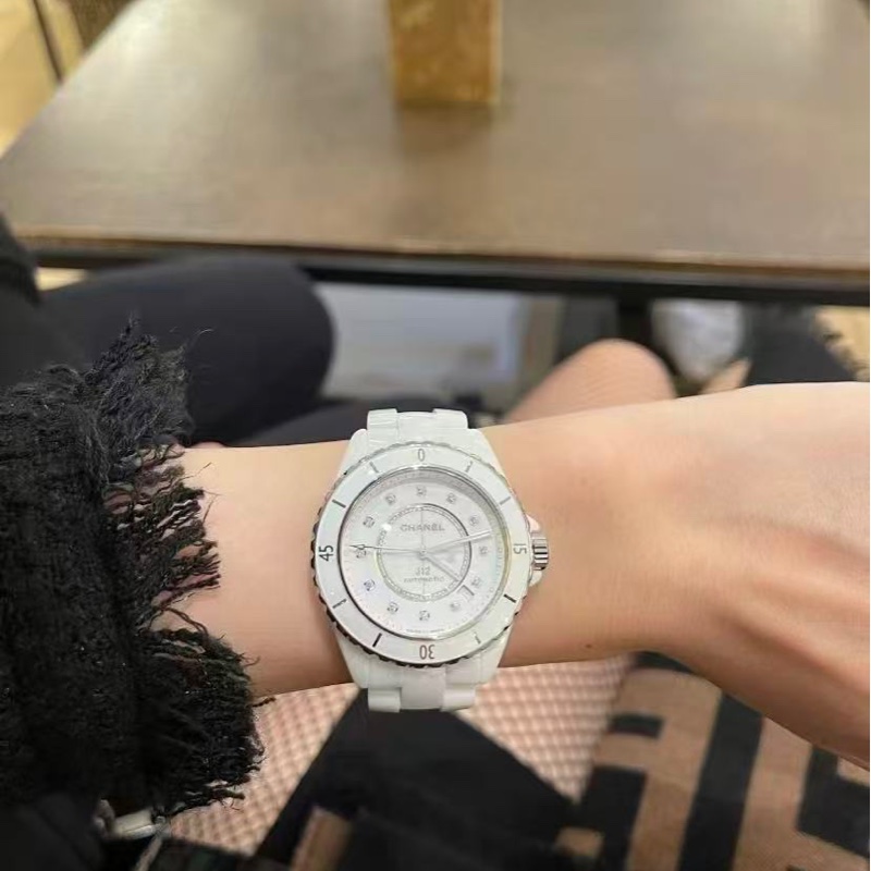 香奈兒 /CHANEL J12 H5705白陶瓷機械腕錶 全新背透機芯 38mm 錶徑 自動機械 母盤加上鑽石刻度 光澤感十足 白色繫上手特別有高級感-4