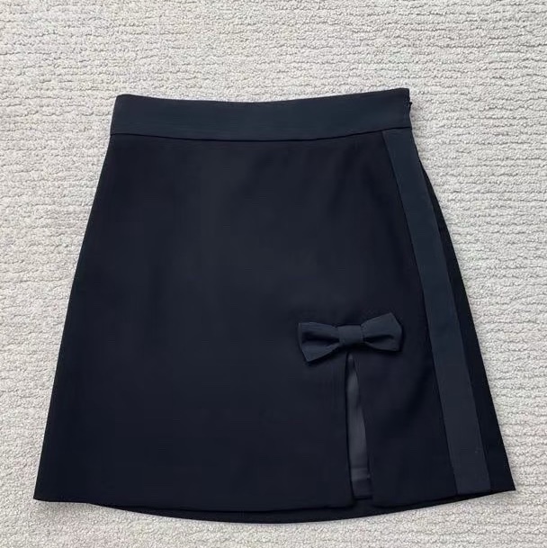 98 新Miumiu繆繆 蝴蝶結半裙 42碼 170/75A 裙子春秋夏三季都可以穿 半裙配有蝴蝶結設計-0