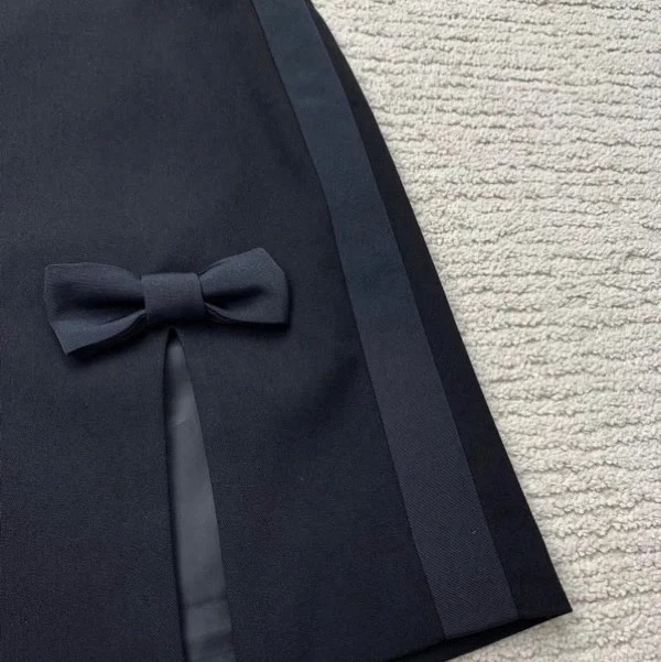 98 新Miumiu繆繆 蝴蝶結半裙 42碼 170/75A 裙子春秋夏三季都可以穿 半裙配有蝴蝶結設計-1