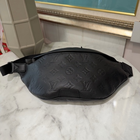 LV 黑牛皮壓紋Discovery PM黑釦胸口腰包M46036