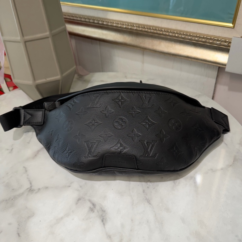 LV 黑牛皮壓紋Discovery PM黑釦胸口腰包M46036-0