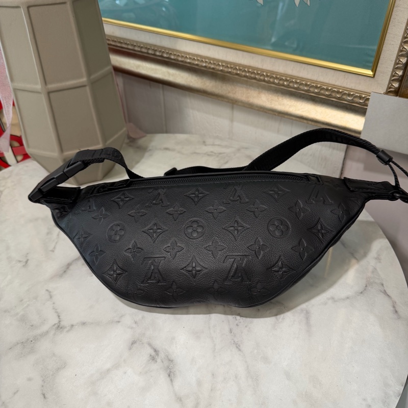 LV 黑牛皮壓紋Discovery PM黑釦胸口腰包M46036-1