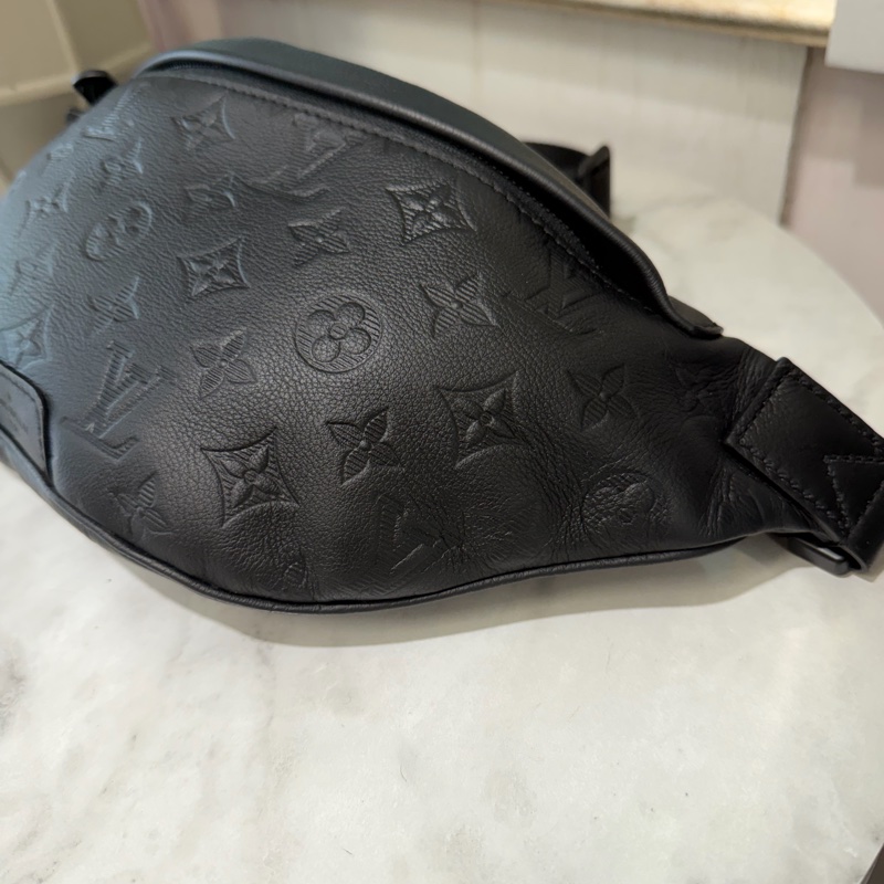 LV 黑牛皮壓紋Discovery PM黑釦胸口腰包M46036-2