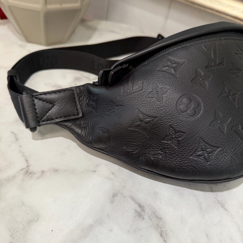 LV 黑牛皮壓紋Discovery PM黑釦胸口腰包M46036-3